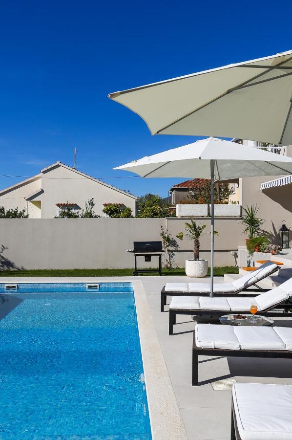 Villa Elysium - Beautiful Family House With Heated Pool Каштела Экстерьер фото