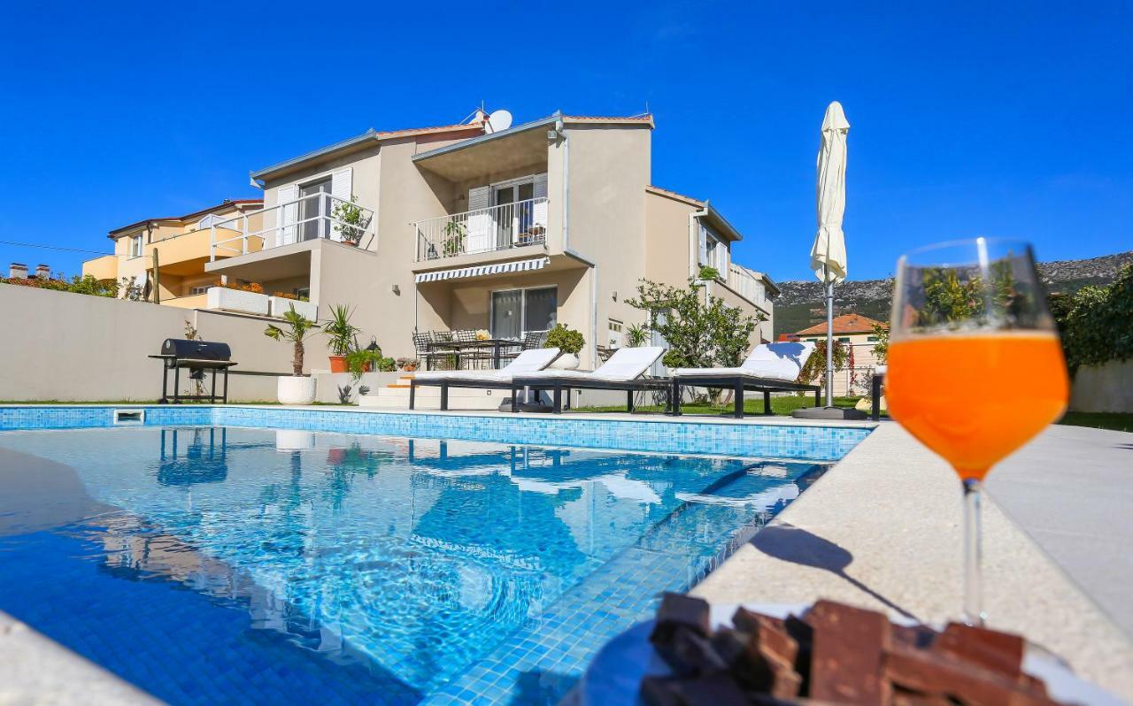 Villa Elysium - Beautiful Family House With Heated Pool Каштела Экстерьер фото