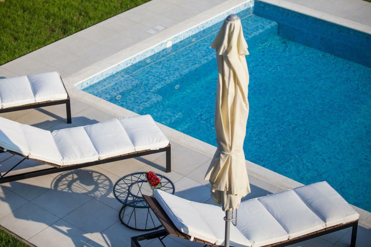 Villa Elysium - Beautiful Family House With Heated Pool Каштела Экстерьер фото